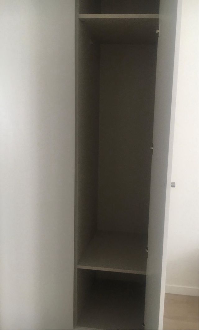 Mobile ad angolo in legno bianco