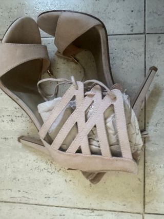 Sandalias Beige con Tiras y Pompones