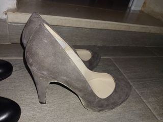 Zapatos de tacón grises