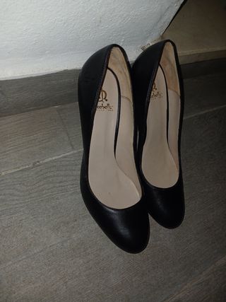Zapatos de tacón grises