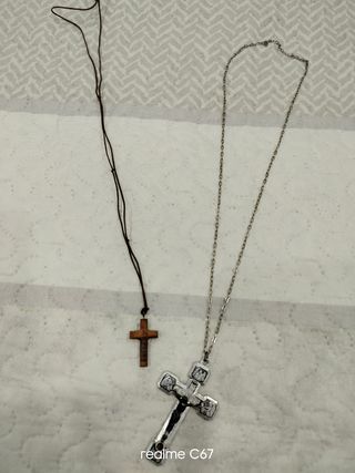 Lote 2 colgantes crucifijos