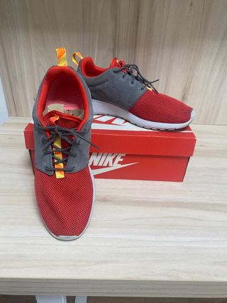 Zapatillas Nike Rosherun hombre gris/rojo