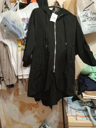 Gabardina negra con capucha y cremallera