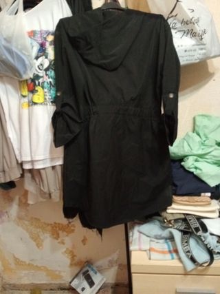 Gabardina negra con capucha y cremallera