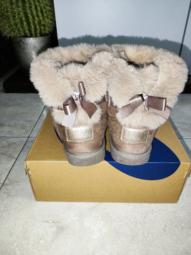 Botas de invierno beige con lazo