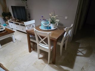 Mesa extensible Ikea madera y cristal + 4 sillas