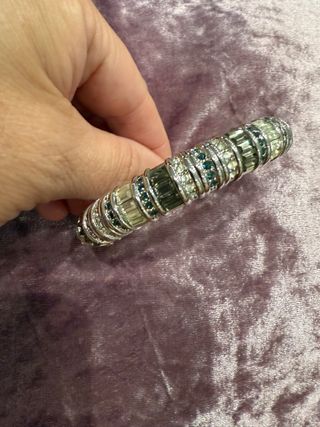 Pulsera plateada con circonitas y cierre seguro