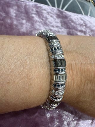 Pulsera plateada con circonitas y cierre seguro