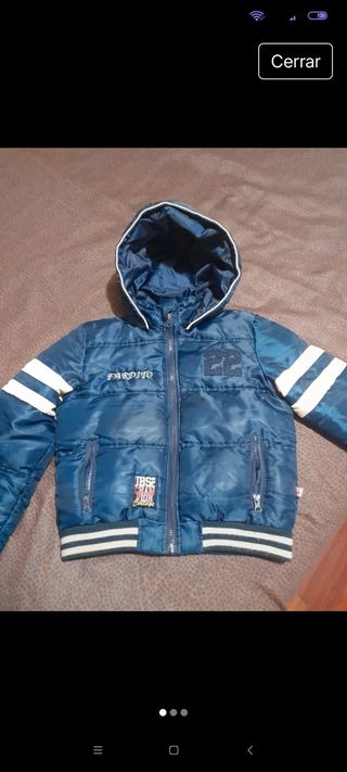 Anoraka azul marino con capucha para niño