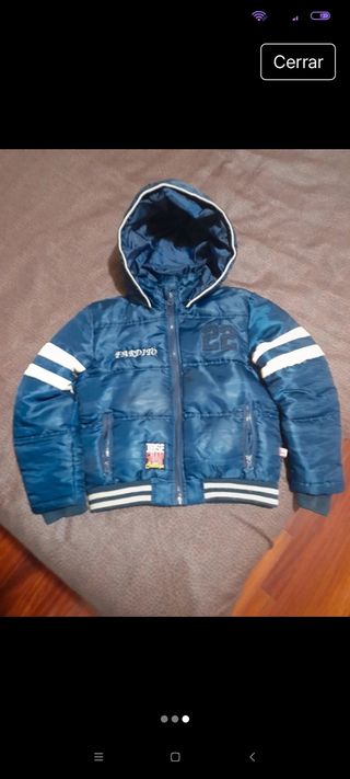 Anoraka azul marino con capucha para niño