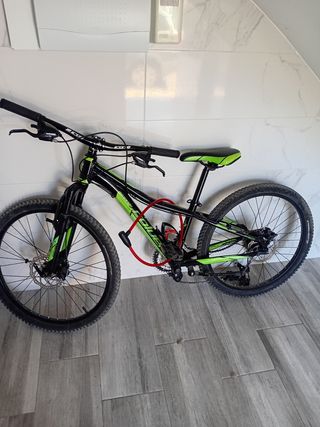 Bicicleta Montaña Negra y Verde