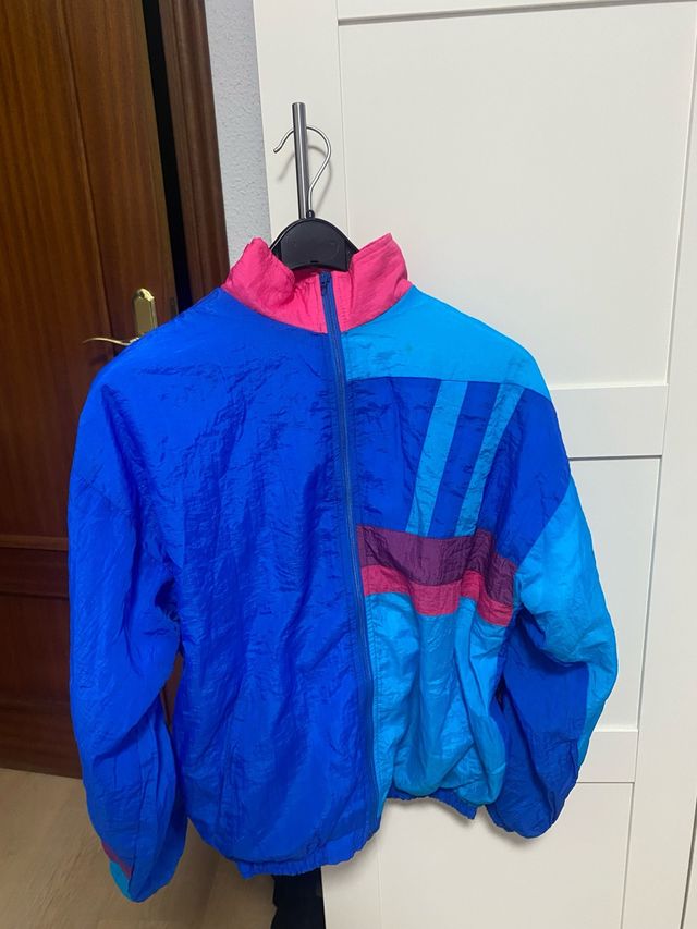 Chaqueta deportiva azul y rosa