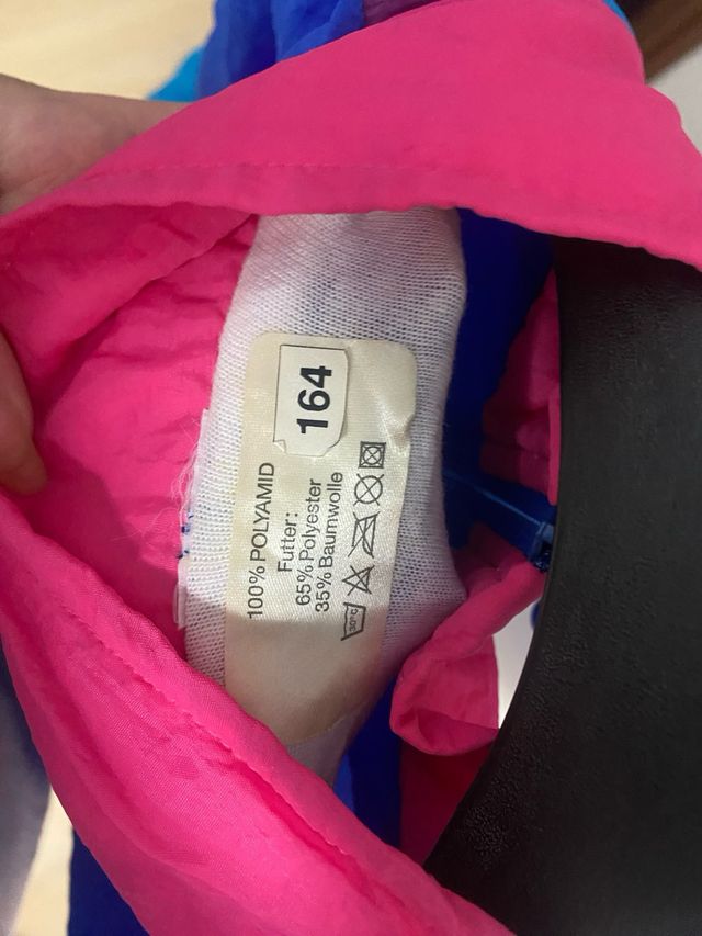 Chaqueta deportiva azul y rosa