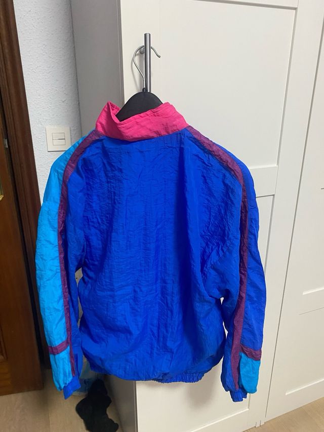 Chaqueta deportiva azul y rosa
