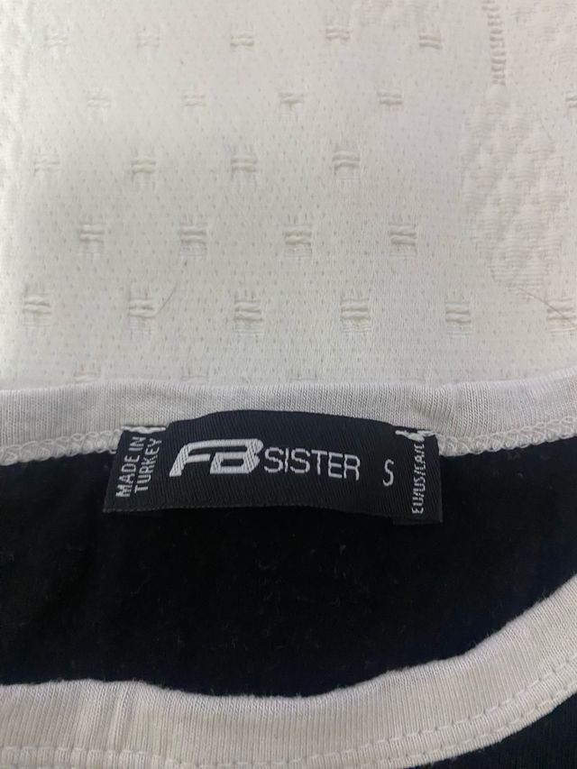 Camiseta básica negra con ribete blanco