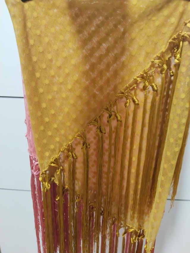 Mantón rosa y amarillo con flecos
