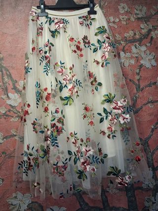 Falda larga bordada flores beige