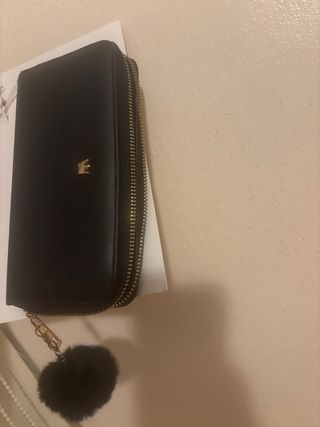 Monedero negro con pompón y corona en dorado