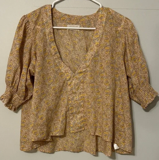 Blusa Urban Outfitters floral escote V