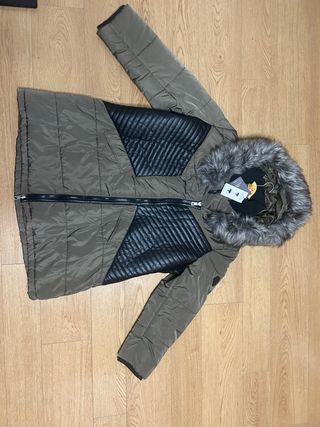 Abrigo de invierno verde militar con capucha
