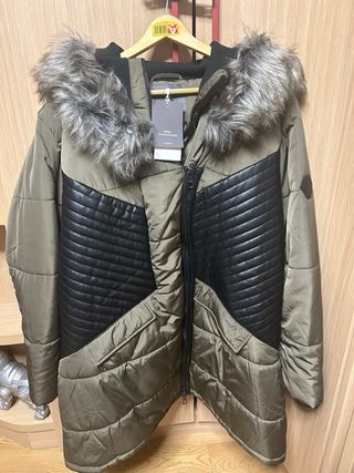 Abrigo de invierno verde militar con capucha