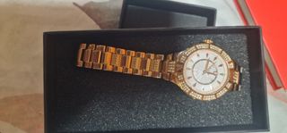 Reloj de mujer dorado y blanco