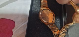 Reloj de mujer dorado y blanco