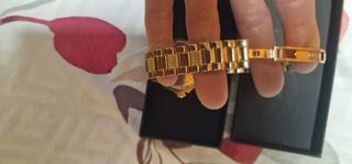 Reloj de mujer dorado y blanco