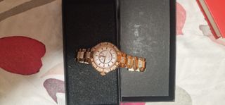 Reloj de mujer dorado y blanco