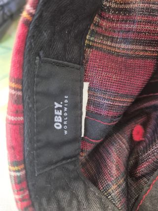 Gorra Obey cuadros roja y negra