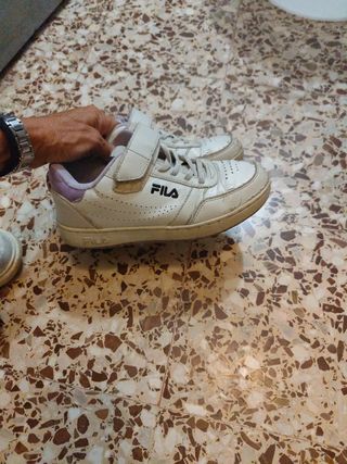 2 paia scarpe bambina Fila bianche