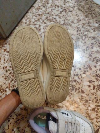 2 paia scarpe bambina Fila bianche