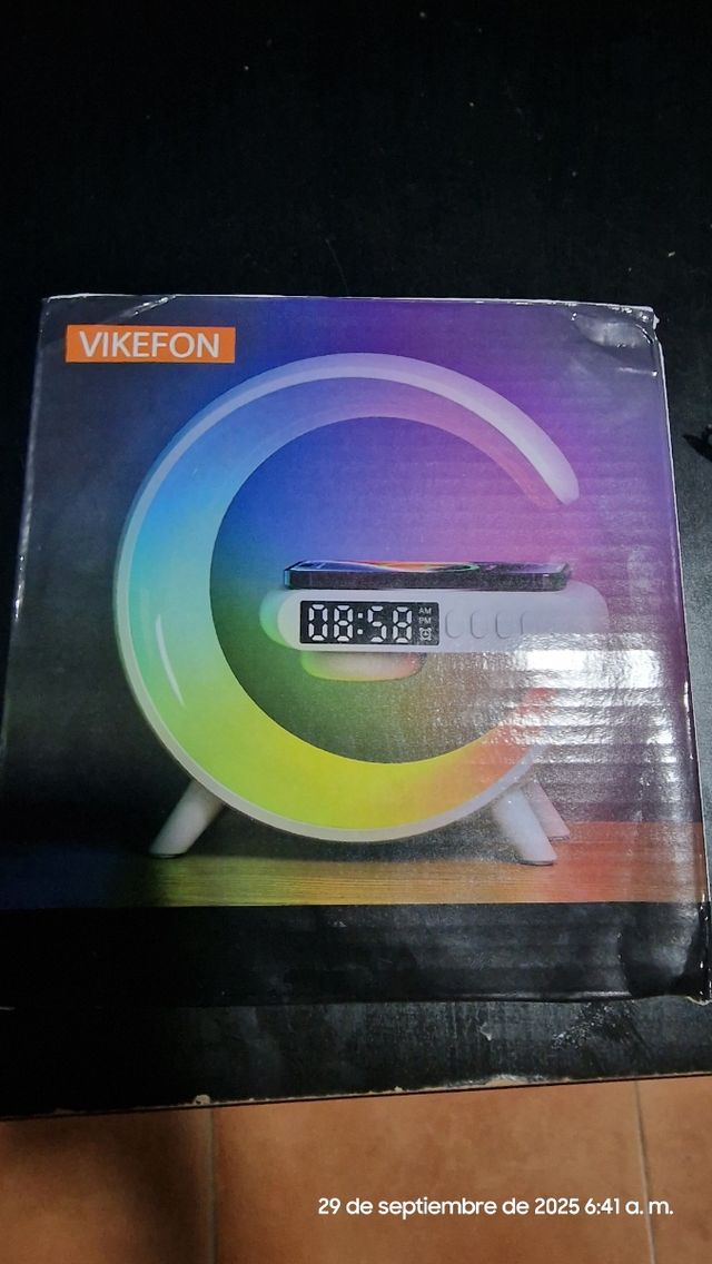 Altavoz con reloj y carga inalámbrica
