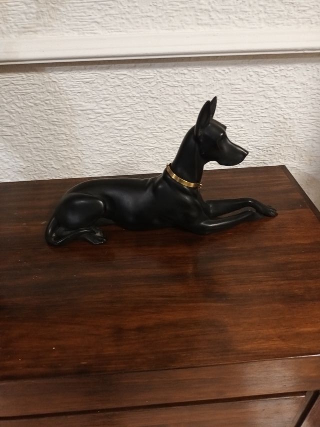 Figura Perro Negro con Collar Dorado