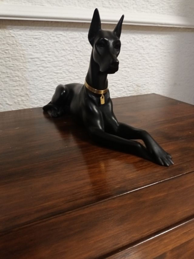 Figura Perro Negro con Collar Dorado