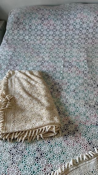 2 Colchas de ganchillo beige y blanca