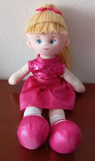 Muñeca de trapo rosa brillante