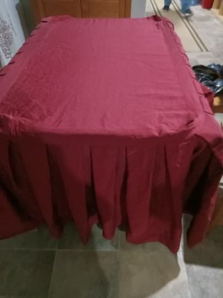 Ropa mes de camilla burdeos