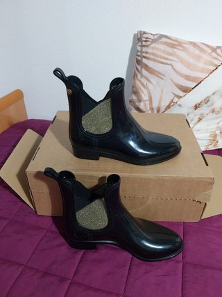 Botas de agua negras con detalles dorados