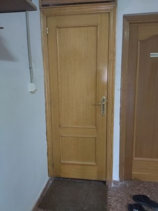 Puerta de pino maciza con cerradura