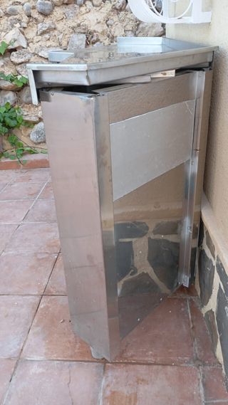 Mueble de aluminio plateado