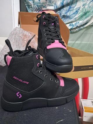 Botas de moto SHUA T38 negras y rosas.