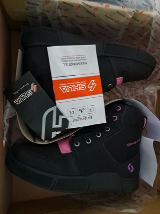 Botas de moto SHUA T38 negras y rosas.