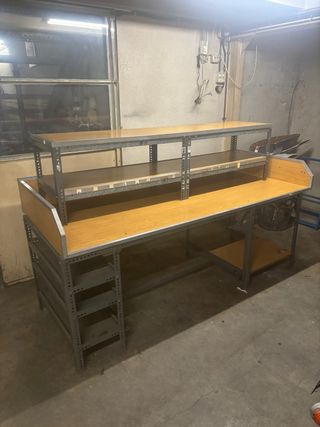 Mesa de trabajo con estantes y luz