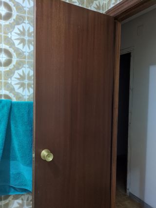 Puerta de madera con cerradura