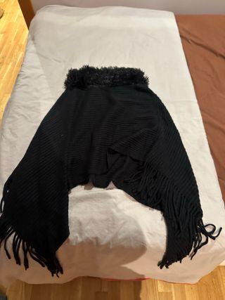 Poncho negro con flecos y pelo