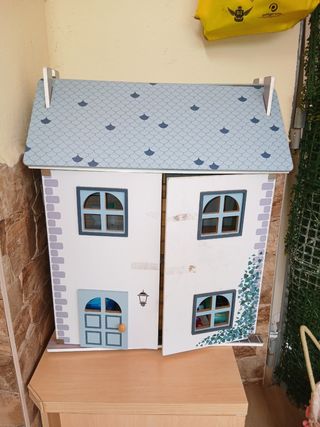 Casita de muñecas de madera
