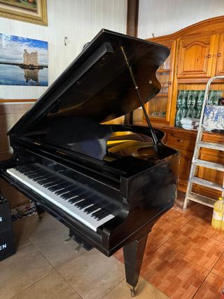 Piano de cola negro