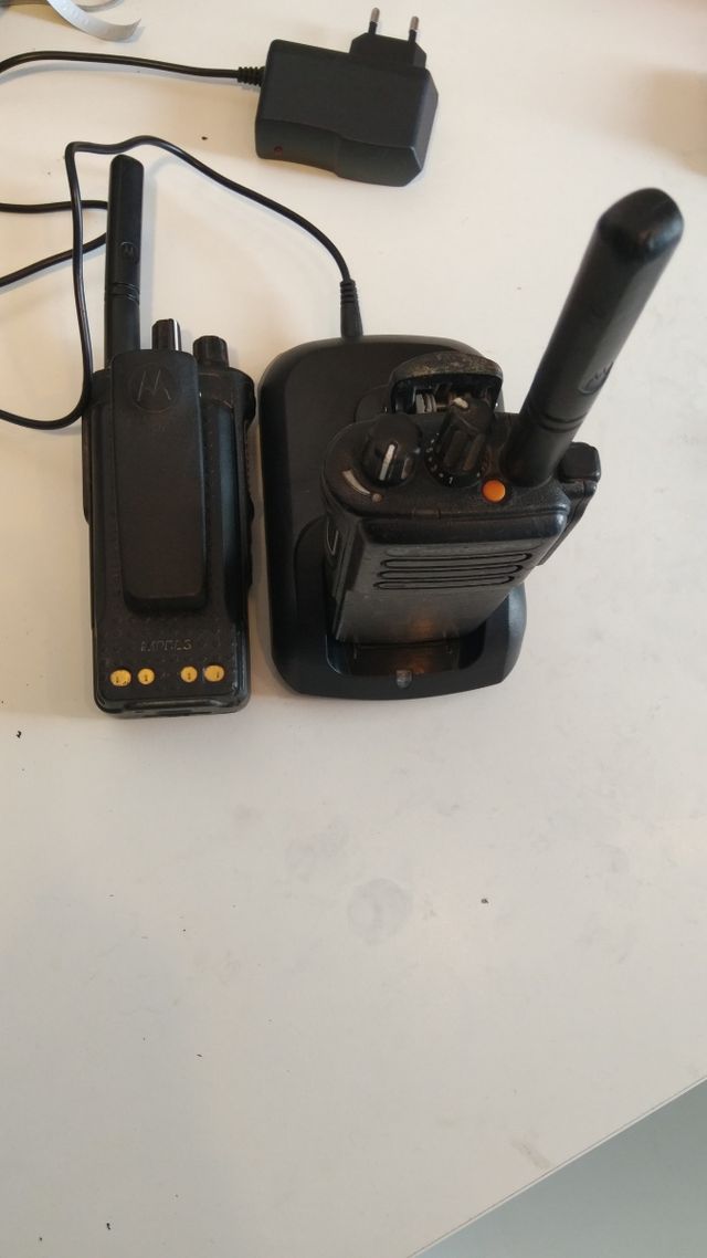 2 Radio Walkie Talkie Motorola DP4400e
