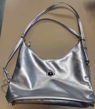 Bolso plateado con cadena